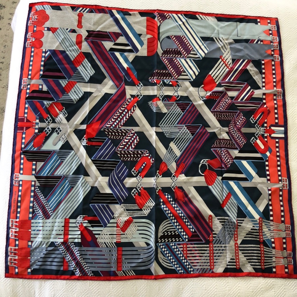 Hermès scarf. 100% silk Goegeous scarf!